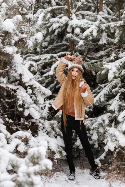 Девушка Зимой Снегу — стоковое фото