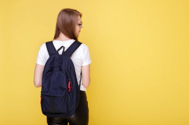 Arkadan sırt çantası görünümlü kız