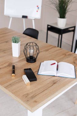 Ofisteki kızın masası. defter, kozmetik ürünler masada.