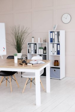 Ofisteki kızın masası.