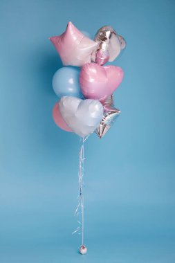 Mavi arka planda mavi pembe ve gümüş balonlar