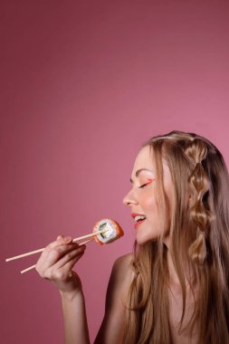 Kadın yandan suşi yiyor.