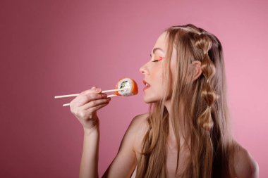 Suşi stüdyosunda çekici bir kadın.