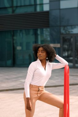 Genç, çekici, esmer kız solda görünüyor.