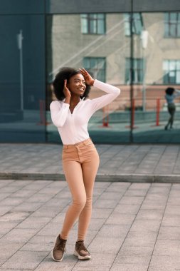 Çekici siyahi Afrikalı Amerikalı kasabada