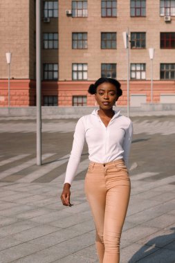 Afrikalı öğrenci şehirde yürüyor