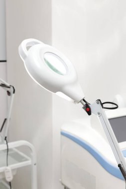 Ofisteki bir güzellik uzmanı için lamba.