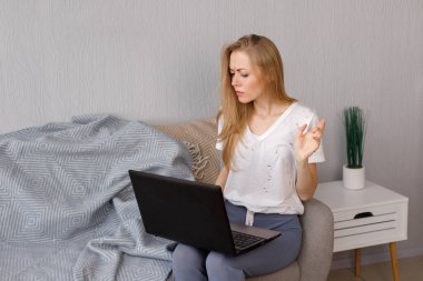 Evde dizüstü bilgisayarla konuşan çekici duygusal kadın.