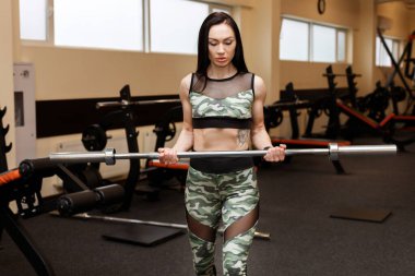 Eğitim hattındaki çekici genç kadın sporla meşgul.