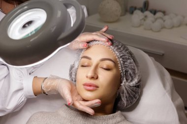 Kadın güzellik salonundaki resepsiyonda.