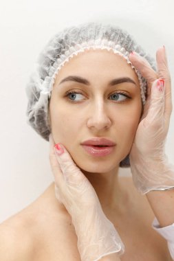 Güzellik uzmanında çekici bir kadın.