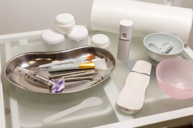 Güzellik uzmanının ofisinde kozmetik aksesuarlar.