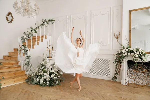 Ballerina Tänzerin Einem Schönen Klassischen Vintage Saal — Stockfoto