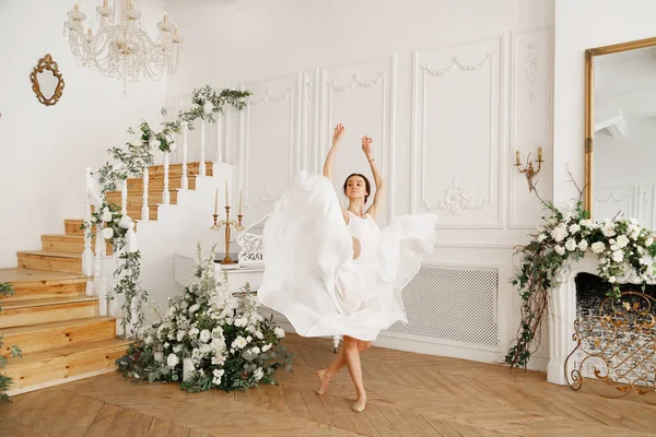 Baletnica Białej Sukience Klasycznej Sali Vintage — Zdjęcie stockowe