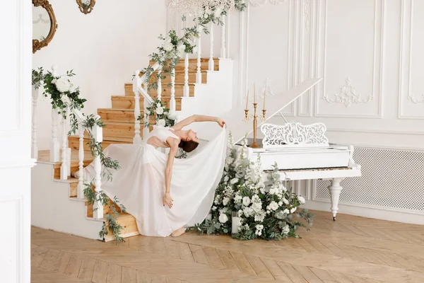 Junge Elegante Tänzerin Auf Einer Mit Blumen Dekorierten Treppe — Stockfoto