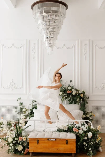 Frau Schönem Weißen Kleid Tanzt Auf Bett Vintage Hall — Stockfoto