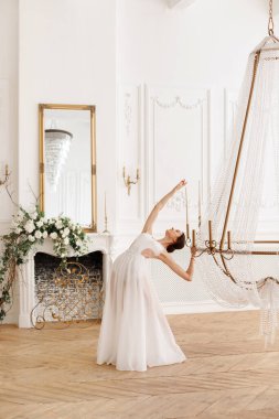 Hafif stüdyo danslarında zarif dansçılar.