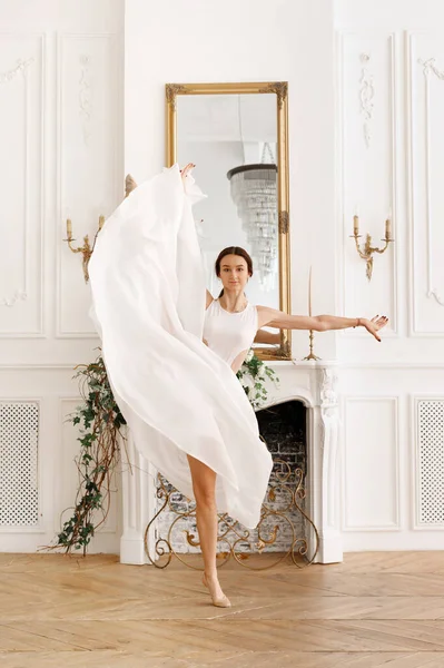 暖炉のそばの白いドレスのダンサー — ストック写真