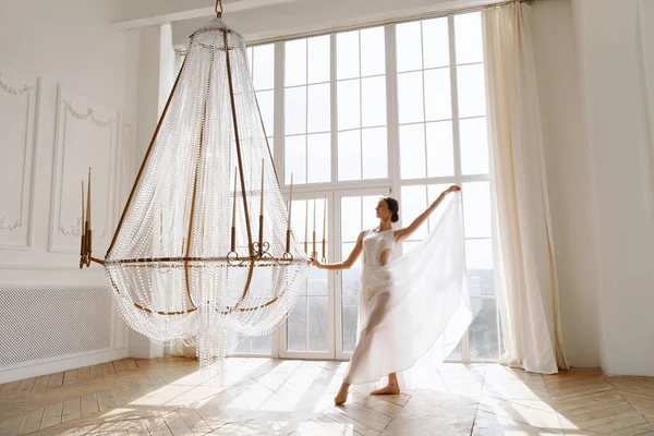 Tänzerin Weißen Kleid Neben Kronleuchter Saal — Stockfoto