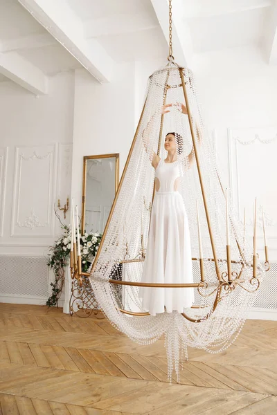 Tänzerin Weißen Kleid Einem Kronleuchter Einem Hellen Studio — Stockfoto