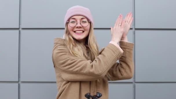 Mujer Con Gafas Aplaude Ríe Fondo Gris — Vídeos de Stock