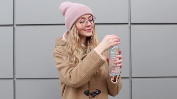 Vrouw Blond Drinkt Water Uit Transparante Fles — Stockvideo