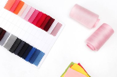 Beyaz arka planda pembe iplikli palet kumaş