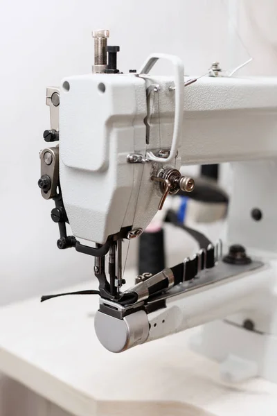 服工場のテープ付きの機械 — ストック写真