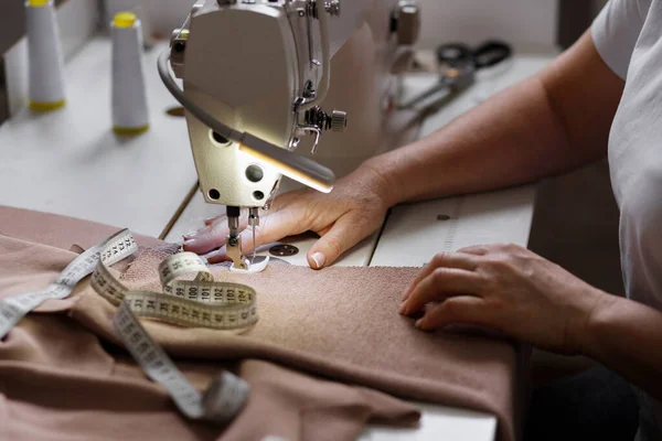 Mãos Das Mulheres Costureira Máquina Costura — Fotografia de Stock