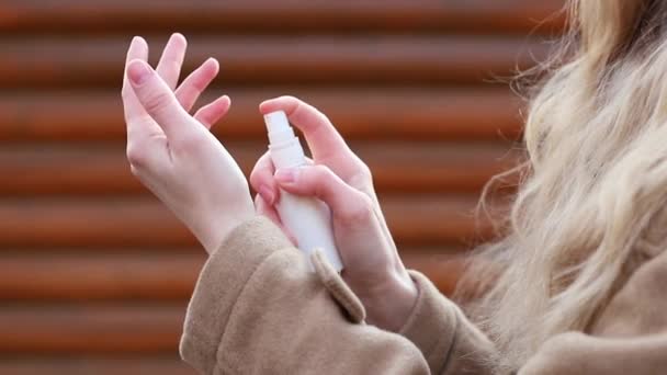 Mulher Sprays Séptico Suas Mãos — Vídeo de Stock