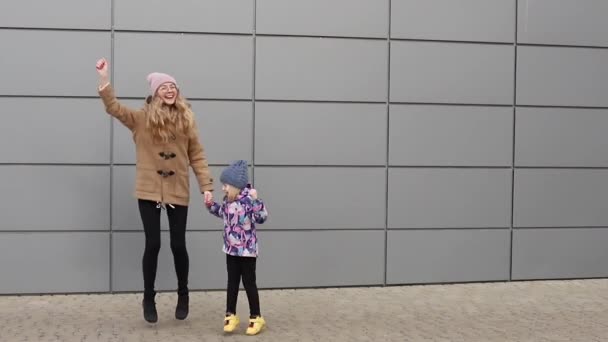 Mamma Och Dotter Kul Och Hoppa Promenad Våren — Stockvideo