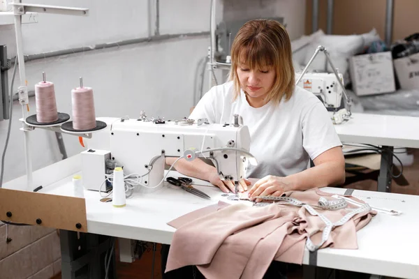 Женщина Пришивает Швейную Машинку Фабрике — стоковое фото