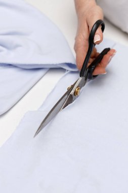 Terziler kumaşı makasla boyar.