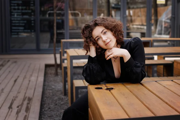 Sokakta yürüyen kıvırcık kız.