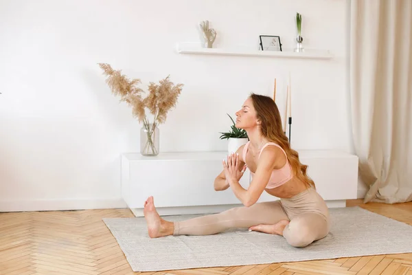Mujer Hace Yoga Casa Sala Estar — Foto de Stock