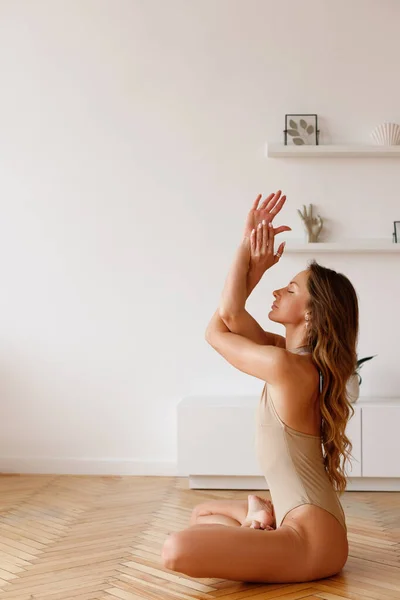 Mujer Body Asana Loto Yoga Posan Casa — Foto de Stock