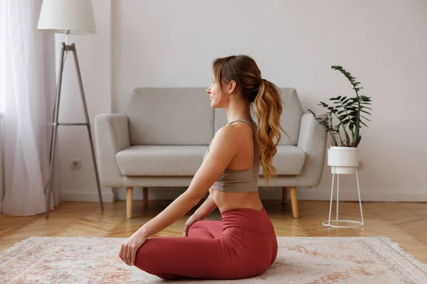 Vrouw Lotus Poseren Thuis Yoga Woonkamer — Stockfoto