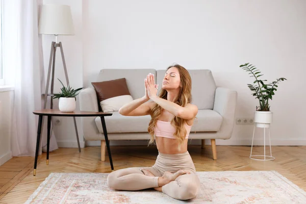 Žena Medituje Doma Jógu Obývacím Pokoji — Stock fotografie