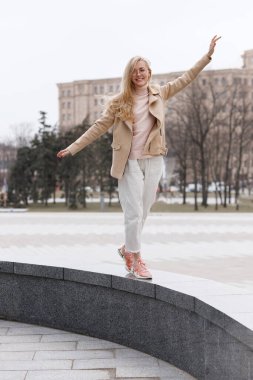 Kız ilkbaharda şehirde dolaşıyor.