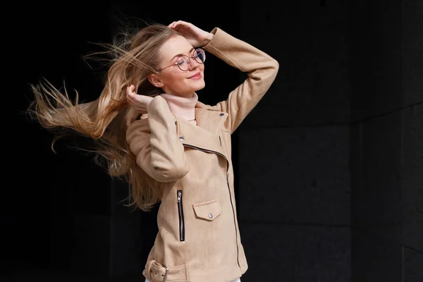 Rubia Gafas Con Fuerte Viento Endereza Cabello Sobre Fondo Oscuro —  Fotos de Stock