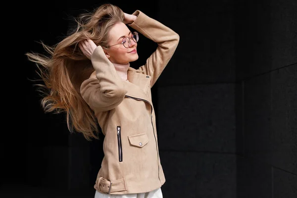 Rubia Endereza Cabello Viento Sobre Fondo Oscuro —  Fotos de Stock