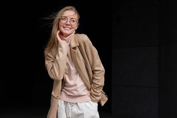 Vrouw Bril Glimlacht Gelukkig Tegen Donkere Achtergrond — Stockfoto