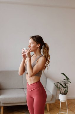 Kadınlar evde çalıştıktan sonra su içer.