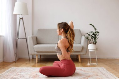 Lotus hobisi olan bir kız evde yoga yapıyor.