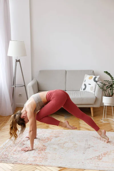 Mujer Hace Yoga Sala Estar Por Mañana — Foto de Stock