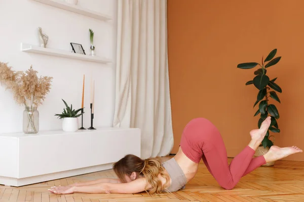 Meisje Woonkamer Doet Thuis Yoga — Stockfoto