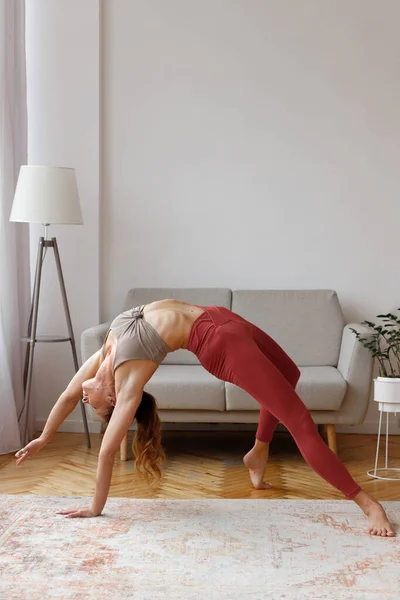 Vrouw Brug Yoga Pose Thuis Ochtend — Stockfoto