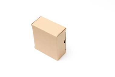 Beyaz arka planda kahverengi karton dikdörtgen kutu