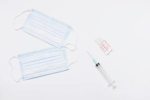 Två Medicinska Engångsmasker Sticka Och Injektionsflaska Med Läkemedel Vit Bakgrund — Stockfoto