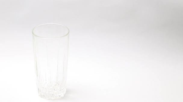 白い背景に水のガラス 健康的なライフスタイル — ストック動画